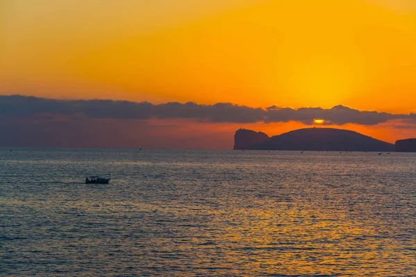 Båt av Capo Caccia vid solnedgången — Stockfoto