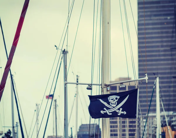 Bandera pirata rodeada de mástiles — Foto de Stock