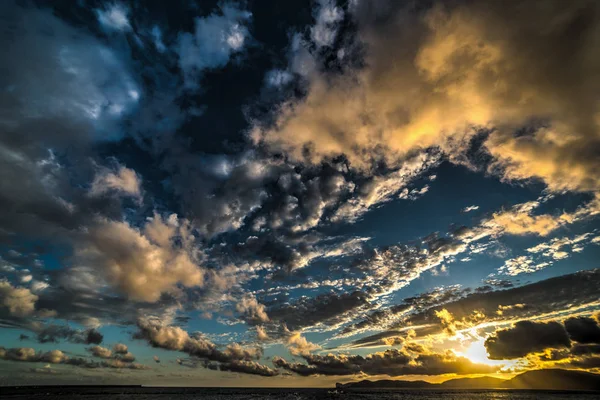 Dramatische hemel bij zonsondergang — Stockfoto