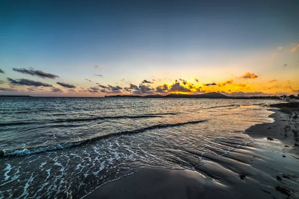 Barevný západ slunce v Alghero pobřeží — Stock fotografie
