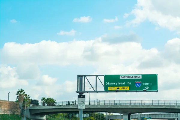 Señal de salida de Disneyland Dr en la carretera interestatal 5 — Foto de Stock