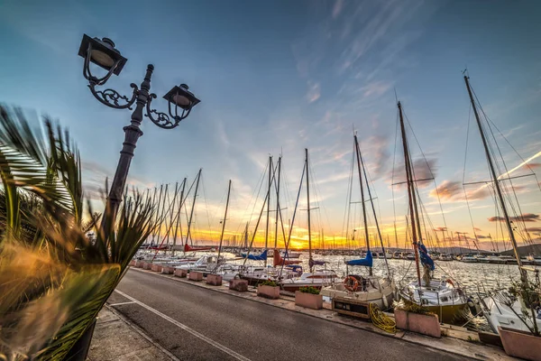 Alghero Harbor alacakaranlıkta tekneler — Stok fotoğraf