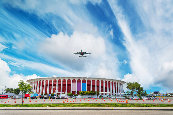 Самолет пролетает над Великим Западным форумом

