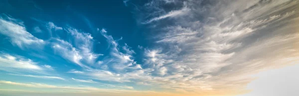 Céu azul e laranja — Fotografia de Stock