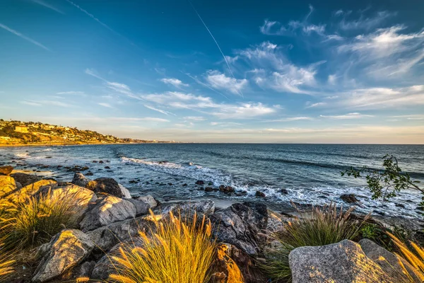 Skalnaté pobřeží v Malibu — Stock fotografie