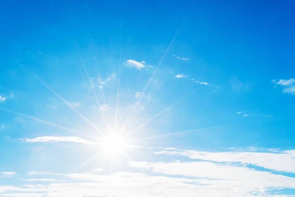 Świeciło słońce, Błękitne niebo — Zdjęcie stockowe