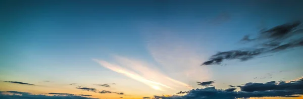 Nubes oscuras al atardecer —  Fotos de Stock