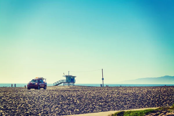 Lifeguard tower and truck in Venice beach — Stock Photo, Image