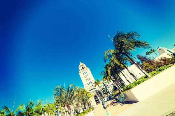 Vista inclinada del ayuntamiento de Beverly Hills — Foto de Stock
