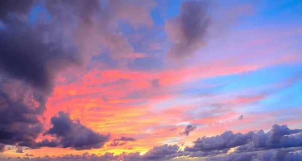 Wolken in een roze hemel — Stockfoto