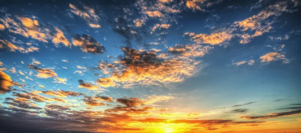 Dunkle Wolken bei Sonnenuntergang — Stockfoto