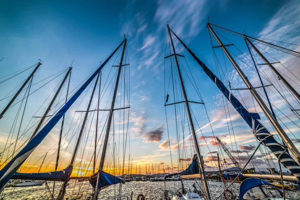 Båtar masterna i Alghero hamn — Stockfoto