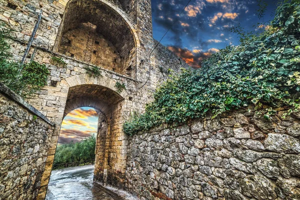 Monteriggioni městských hradeb pod barevné nebe — Stock fotografie