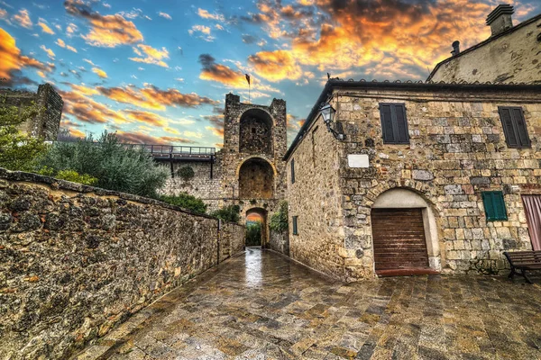 Monteriggioni falak naplementekor — Stock Fotó