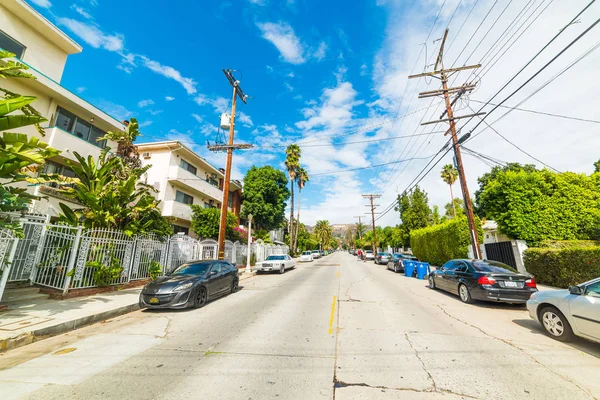 Hollywood-Schild von einer malerischen Straße aus gesehen — Stockfoto