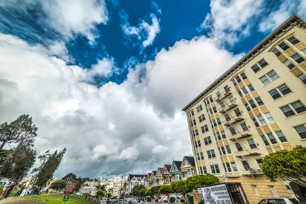 サンフランシスコ、カリフォルニア州で世界有名なペインテッド ・ レディース — ストック写真