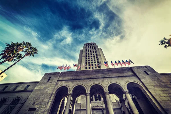 洛杉矶市政厅在一个戏剧性的天空下 — 图库照片