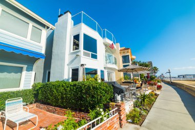 Newport Beach denizin kenarında ev