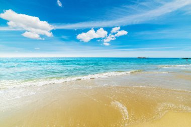 bulutlar Laguna Beach üzerinde