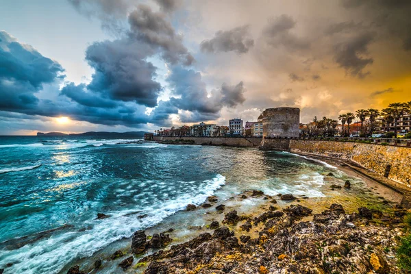 Pôr do sol colorido em alghero — Fotografia de Stock