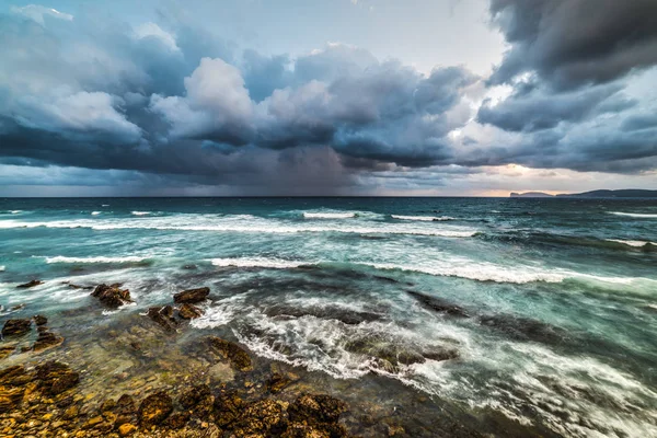 Nuages sombres au-dessus d'Alghero au coucher du soleil — Photo