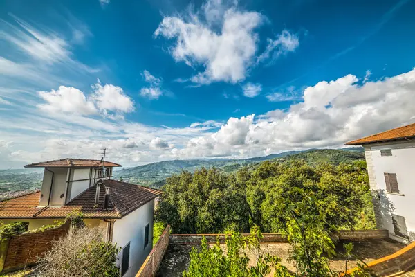 Nuvens suaves sobre Montecatini — Fotografia de Stock