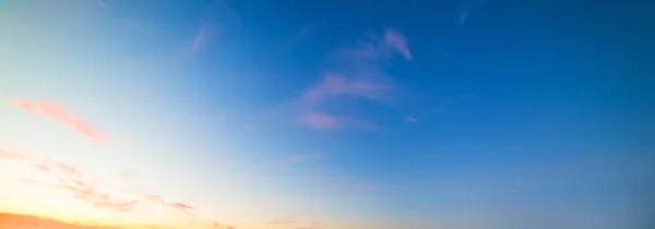 Blått och orange himmel — Stockfoto