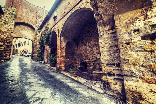 Rua estreita em Montalcino — Fotografia de Stock