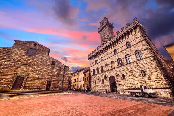 Colorful sunset in Montepulciano Piazza Grande — Stock Photo, Image