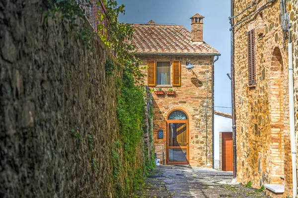 Ruelle étroite à Montalcino — Photo