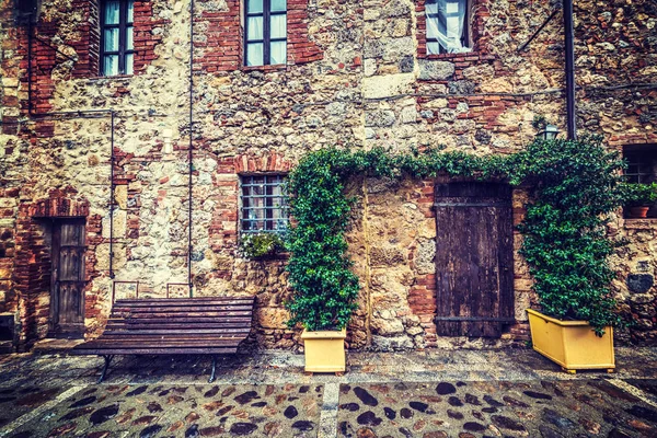 Wooden door and bench in Monteriggioni — Stock Photo, Image