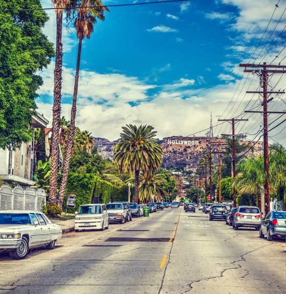 Hollywood işareti pitoresk bir caddeden görüldü — Stok fotoğraf