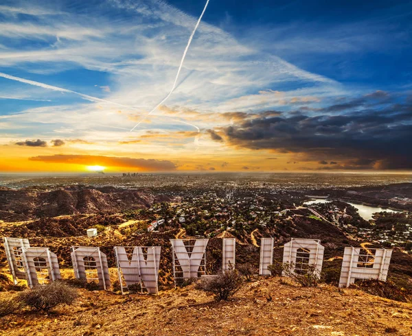 Πολύχρωμο ουρανό πάνω από το Χόλιγουντ σημάδι στο ηλιοβασίλεμα — Φωτογραφία Αρχείου
