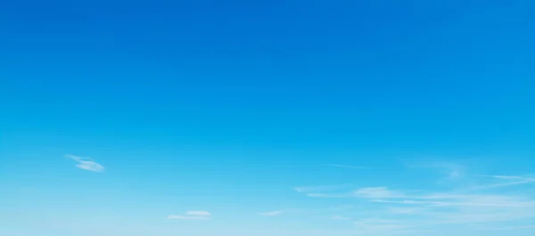 Маленькие облака и голубое небо — стоковое фото