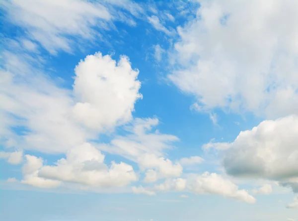Céu azul com nuvens cumulus — Fotografia de Stock