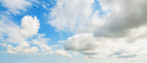 Голубое небо с кучевыми облаками — стоковое фото