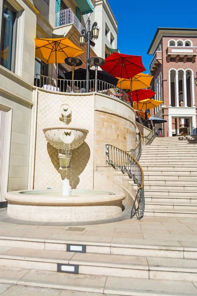 Fountain in Rodeo Drive — Stock Photo, Image