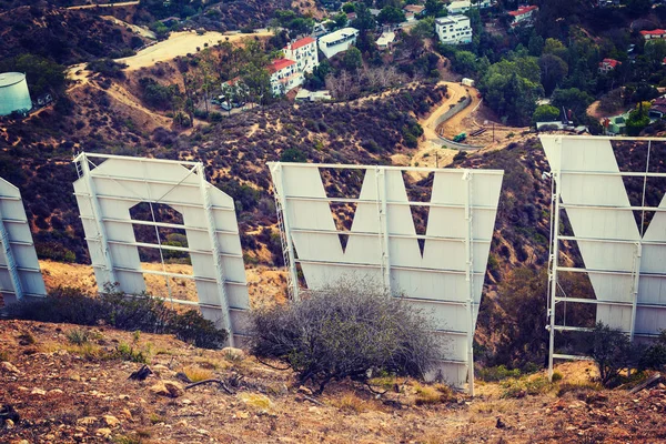 Hollywood signo visto desde atrás con Los Ángeles en el backgrou — Foto de Stock