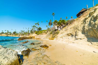 Laguna Beach kayalarda