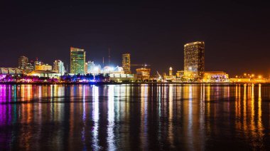 San Diego şehir merkezinde Coronado geceleri gördün