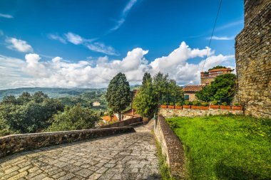 Montecatini içinde taş duvarlar