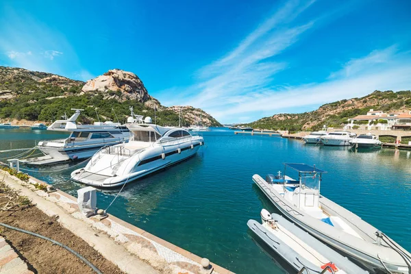 Barche nel porto di Poltu Quatu — Foto Stock