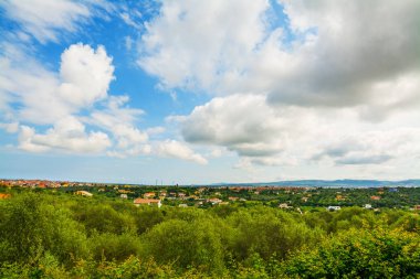Sardunya kırsal üzerinde bulutlu gökyüzü