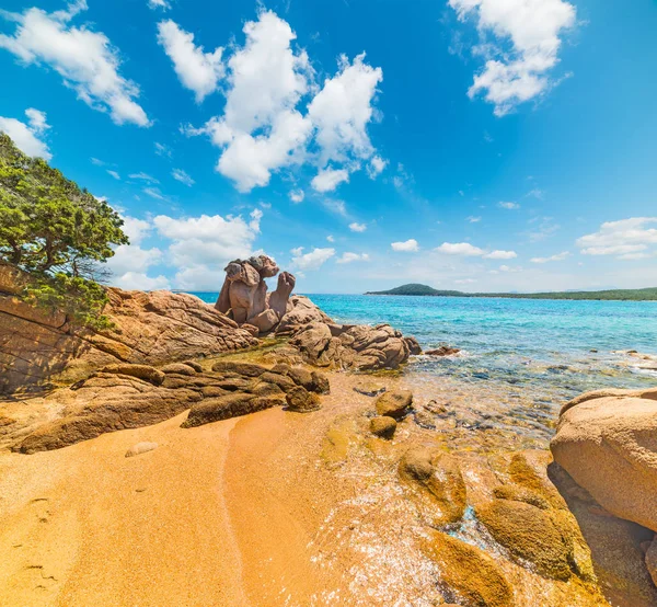 Stenar och sand i Liscia Ruja — Stockfoto