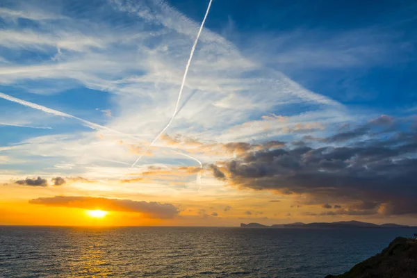 Schilderachtige wolken bij zonsondergang in Sardinië — Stockfoto