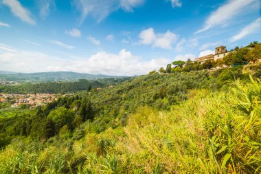 Montecatini içinde beyaz bulutlar