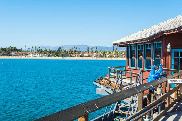 Santa Barbara kıyı şeridi rıhtımdan gördüm — Stok fotoğraf