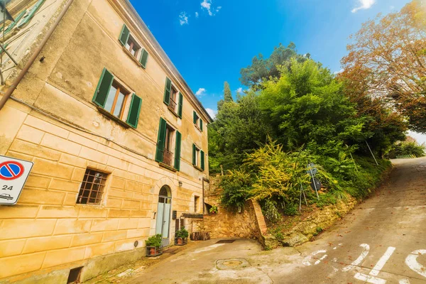 Blauer Himmel in einem kleinen Dorf — Stockfoto