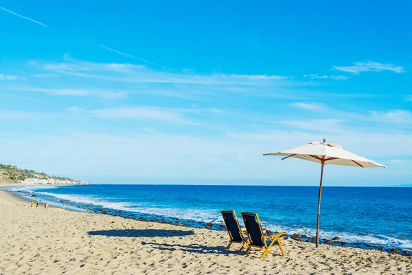 Beach chairs and parasol in Malibu — Stock Photo, Image