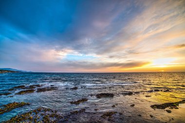 Alghero üzerinde dramatik gökyüzü günbatımı